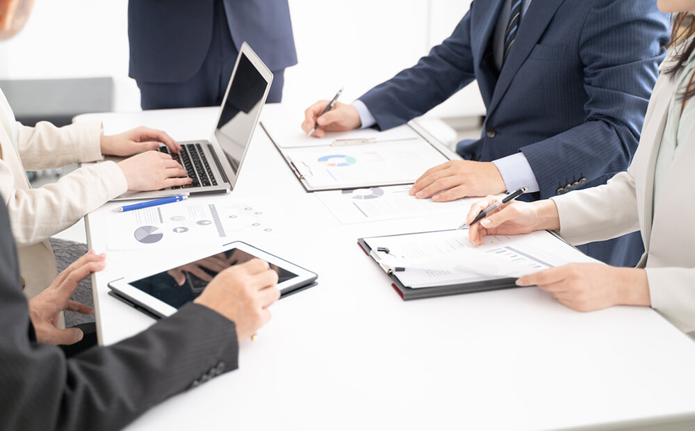 スーツとヘルメットの人たち