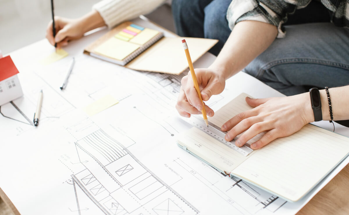 図面を描く様子