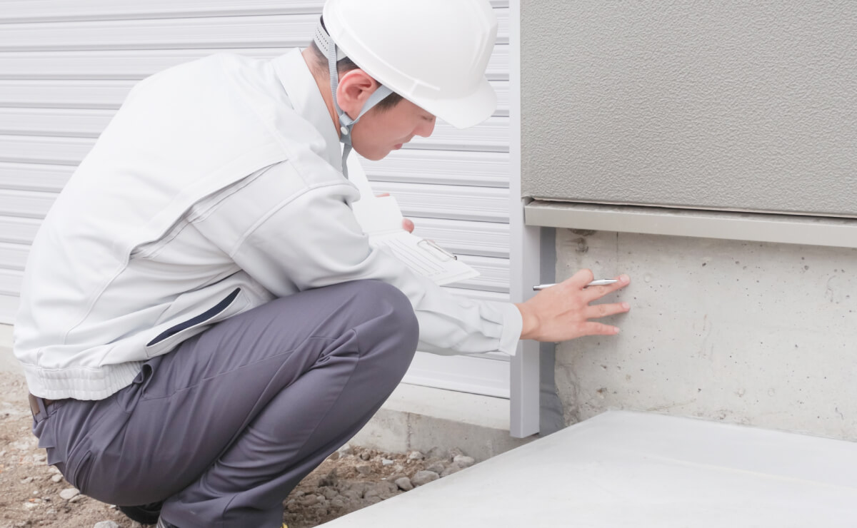 建物の状態をチェックする様子