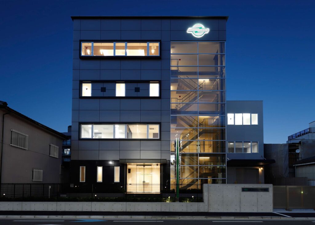 04　南側外観(夕景)