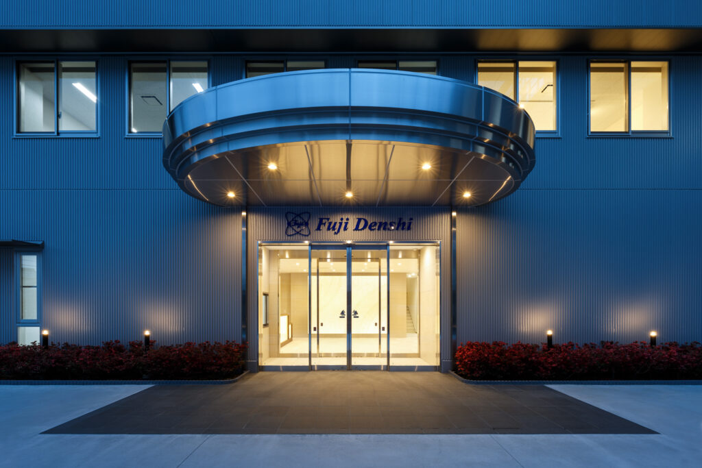 004b_外観_ポーチ_薄暮