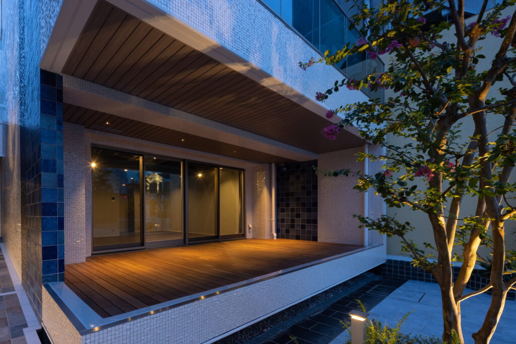 31_ウッドデッキテラス夕景